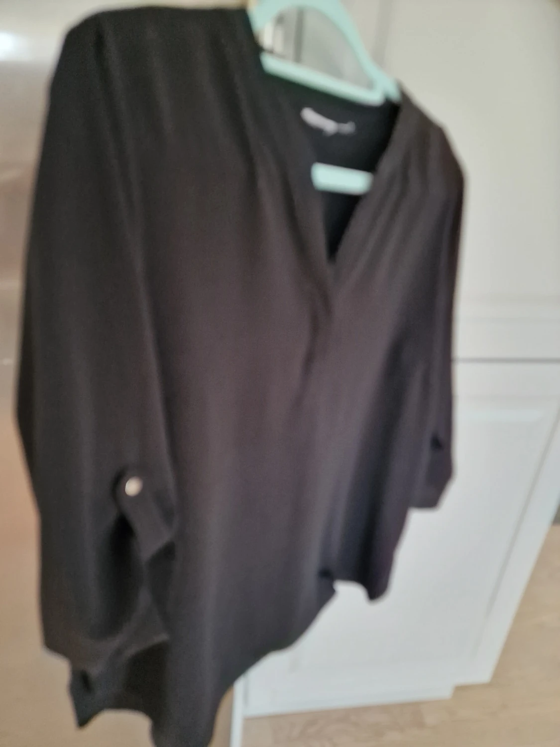 Svart blus med v-ringning - 1