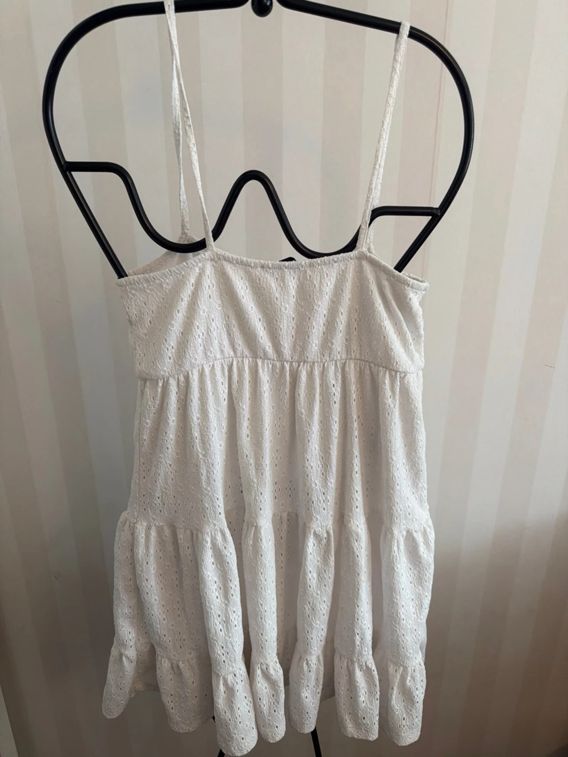 Vit somrig klänning med spetsdetaljer - 1