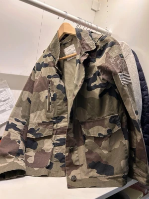 Skit snygg militärjacka - As cool militär jacka från pull&bear i storlek M. Aldrig använd❣️❣️