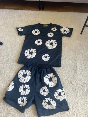 Denim Tears set - Skit snygg denim Tears set i mörkblå helt felfri. (1:1) Perfekt inför sommarn eller ett gött gympass