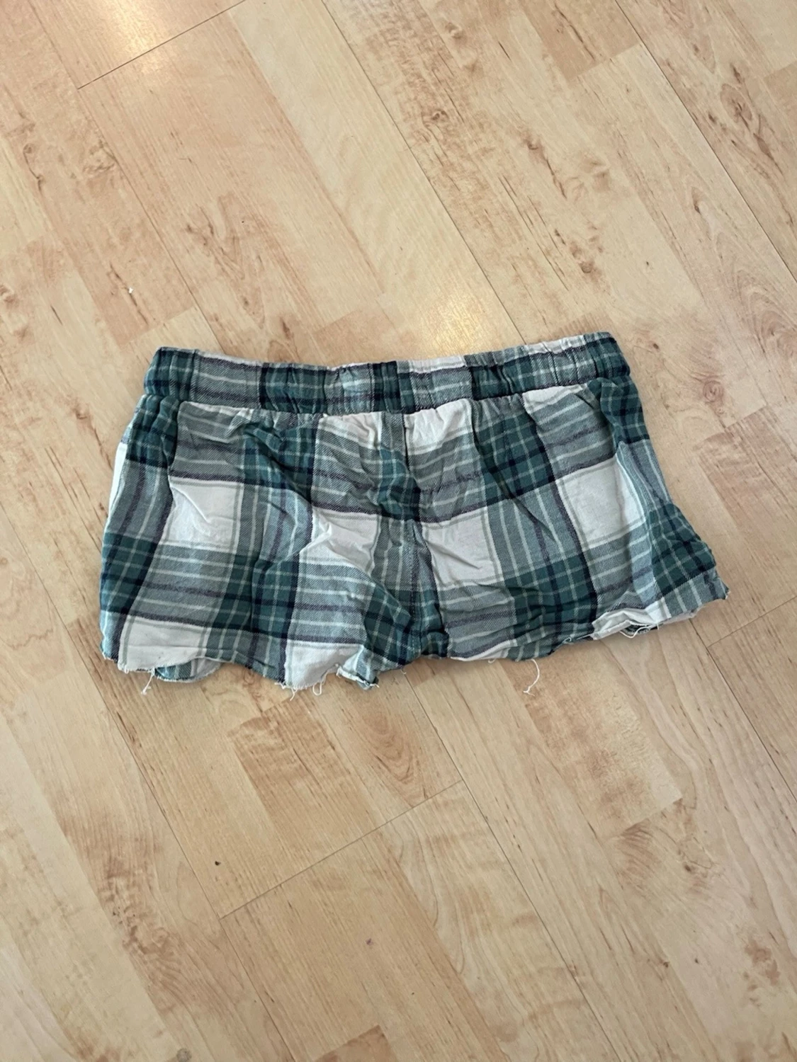Grönrutiga shorts med snörning - 1