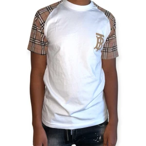 Burberry T-Shirt, Vit, Storlek XXL - Helt ny, högkvalitativ replika  Modellen på bilden är 175 cm och bär storlek S    Pris: 849kr    Leverans inom 24 timmar    Begränsat antal i lager – först till kvarn gäller  