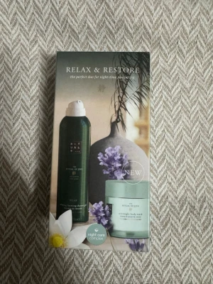 Rituals Relax & Restore duo-kit - Säljer ett Rituals Relax & Restore set med en grön foaming shower gel (50 ml) och en mintgrön overnight body mask (40 ml). Perfekt för kvällsrutinen med lugnande doft och återfuktande formula. Kommer i snygg presentförpackning.