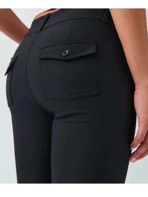 Kostymbyxor  - Svarta kostymbyxor från Gina som inte säljs längre, lågmidjade och med fickor där bak.