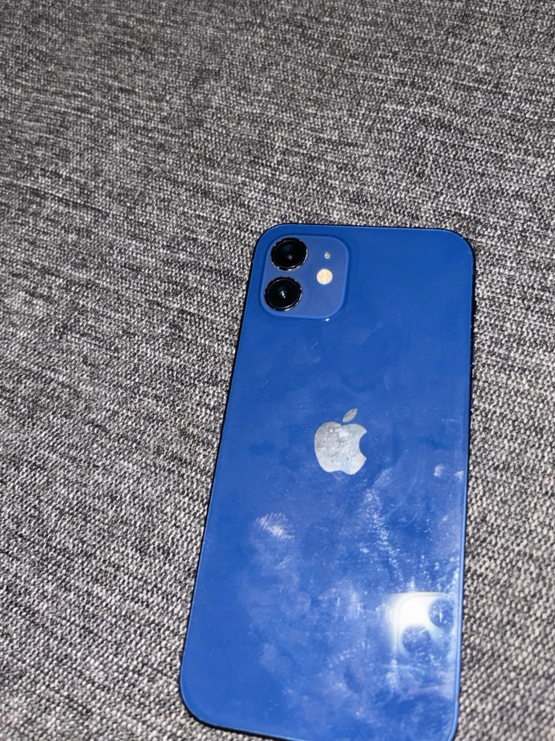 Blå iPhone 12 med dubbla kameror