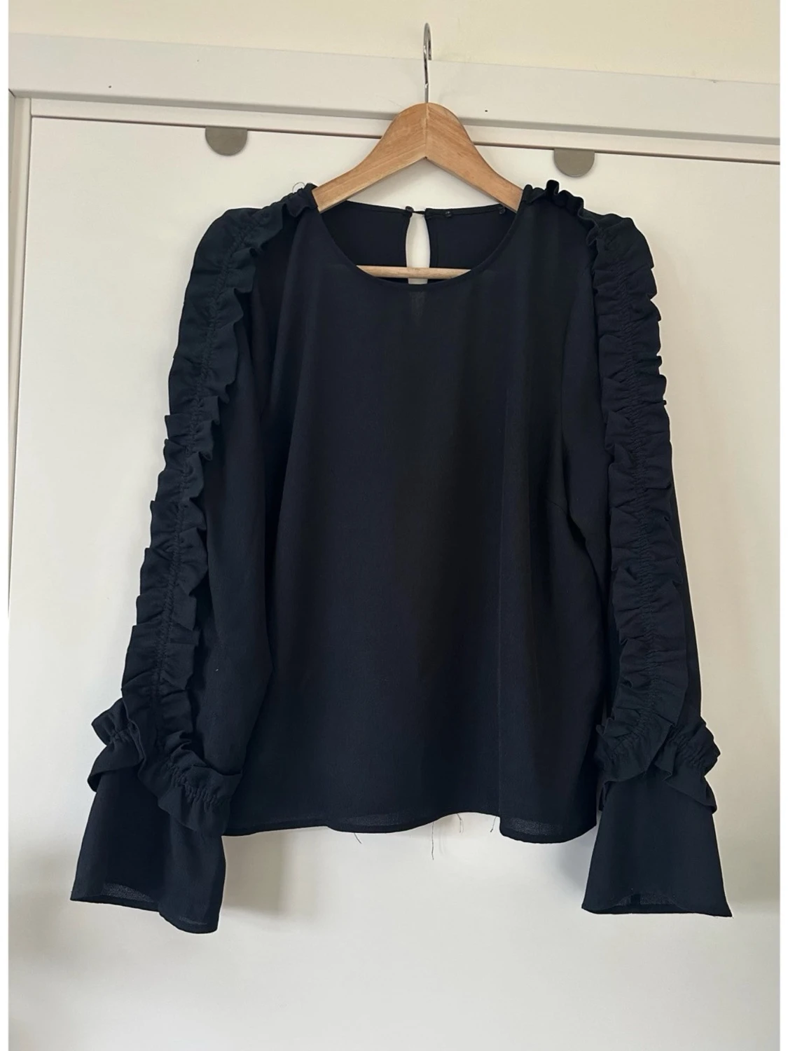 MCD Marinblå blus med volangärmar, storlek M