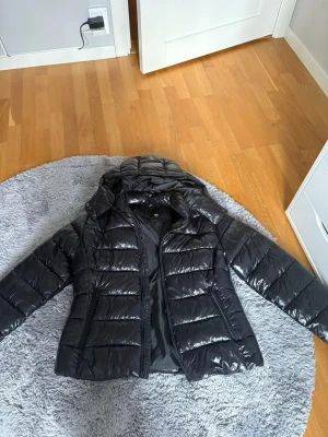 Svart dunjacka från 157 med huva - Snygg svart dunjacka från 157. Knappast använd