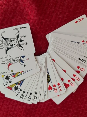 Spelkort IK Oskarshamn - Kortlek med IK Oskarshamn-tryck på baksidan. Klassiska spelkort i standardstorlek med färgglada jokrar och tydliga symboler. Perfekt för kortspel med vänner eller familj. Kortleken har vit framsida och röd baksida med klubbens logga.