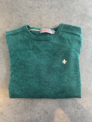 Grön merinoulls tröja från Morris - Grön finstickad tröja från Morris med rund halsringning och liten broderad logga på bröstet. Sjölvklart authentisk, köpt i Göteborg för ca 1600 kr ( tror jag ). Använd fåtal gånger och säljer då den blivit för liten.  Bara höra av sig vid minsta lilla!☺️