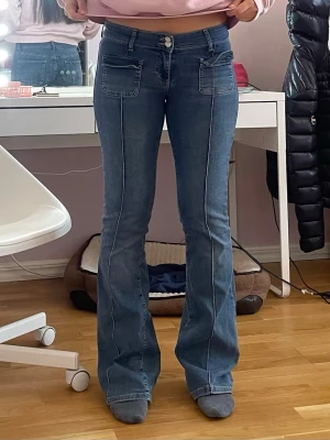 NELLY Blå bootcut jeans - Säljer ett par blå bootcut jeans från NELLY i strl 34, med fickor fram och bak, säljer redan vid ett lågt pris så pruta inte, KÖP DIREKT! 