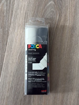 Posca extra-breda paint markers 2-pack - Två extra-breda Posca paint markers i svart och vitt, modell PC-17K, med 15 mm spets. Perfekta för stora ytor, textil, kartong, trä och andra material. Vattenbaserad färg som täcker bra och är lätt att använda för kreativa projekt.