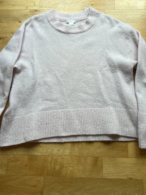Ljusrosa stickad tröja Gina Tricot - Mysig ljusrosa stickad tröja från Gina Tricot. Använd helt okej mycket, den är i storlek 146/152 men är stor i storleken🥰