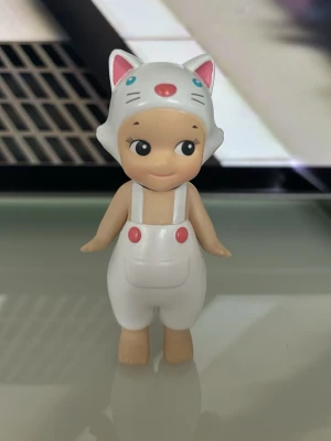 Sonny Angel cat life series - Söt sonny angel cat life series, vit. Den är inte äkta men ser äkta ut. Pris kan diskuteras🩷