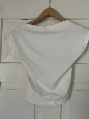 Tre toppar i vitt och rosa broderad - Säljer tre toppar med kort ärm. Ena är helvit i mjuk bomull, den andra är ljusrosa med broderade hålmönster och blommig känsla. Båda har rund hals och rak passform, perfekta till jeans eller kjol. 3 för 65 2 för 45 1 för 25 Hör av dig innan köp!