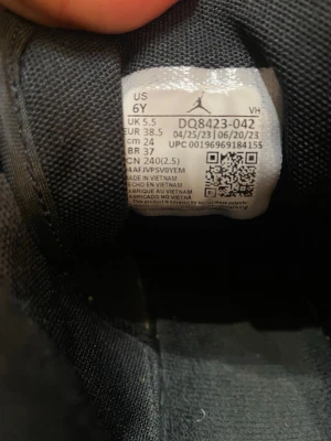 Air Jordan 1 Mid svart/blå - Säljer ett par Air Jordan 1 mid sneakers i svart och blått läder med klassisk siluett och svarta skosnören. Ikonisk Jumpman-logga på plösen och tåbox i blått. Perfekta för dig som gillar streetwear och vill sticka ut med en tidlös modell.