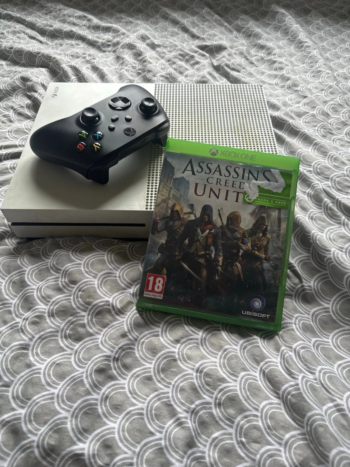 Xbox One S med handkontroll