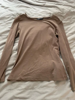Brun långärmad topp - En enkel brun långärmad tröja. Toppen har rund halsringning och är väldig mjuk, storlek xs❤️