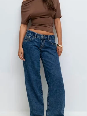 Blåa low waist wide jeans - Slutsålda jeans!! Säljer ett par blåa low waist wide jeans med bred passform och vita kontrastsömmar. Jeansen har klassiska fem fickor och låg midja. Perfekta för en avslappnad och trendig look. Materialet är kraftig denim i bomull.