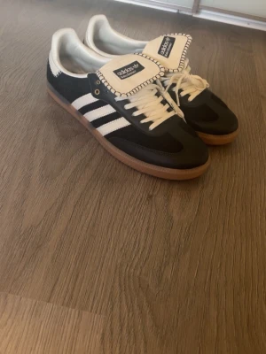 Adidas x Wales Bonner  - Snygga Adidas x Wales Bonner. Storlek 45 1/3 och innermått är ca 29,5 cm. 