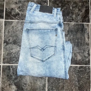 Repaly jeans  - Säljer ett par Replay jeans i ljusblå tvätt med slim passform. Klassisk femficksmodell med snygga detaljer på bakfickorna. .längd 110, midja 39cm. Ifall det inte finns någon bild i annonsen där jag bär plagget så är det för att jag ej kan ha storleken heller passformen, så kolla måtten för storlek och googla på modellnamnet för passform 😉36