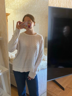 kabelstickad tröja - Vit kabelstickad tröja 