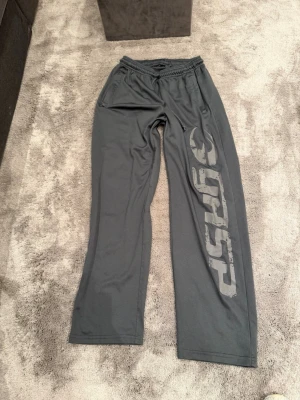 Mörkgrå träningsbyxor från GASP - Mörkgrå träningsbyxor från GASP. Grymt skick!