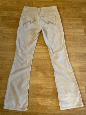 Beiga Nellybyxor  - Säljer ett par snygga beiga lågmidjade manchesterbyxor från Nelly i storlek 36. Aldrig använda, men finns fyra hål på insidan som jag använde till att dra igenom ett band för att få de att sitta bättre i midjan. Dock är hålen inte alls synliga på utsidan. Nypris 700 kr💕