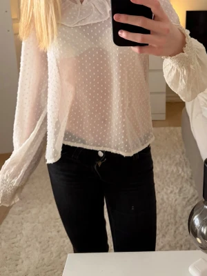 Jättefin blus från Gina😍 - Säljer en söt vit blus från Gina Tricot💖