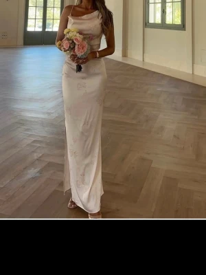 Ljusrosa balklänning från adoore - Fin ljusrosa långklänning som passar perfekt till bal eller bröllop, från adoore och endast använd en gång i storlek 36.