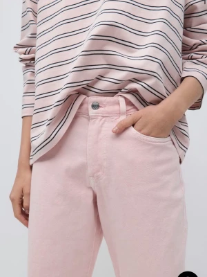 Ljusrosa raka jeans från Gina  - Säljer ett par ljusrosa jeans från Zara med rak passform och hög midja. Jeansen har klassisk femficksdesign och är tillverkade i ett mjukt bomullsmaterial. Perfekta för dig som vill ha en trendig och avslappnad look.