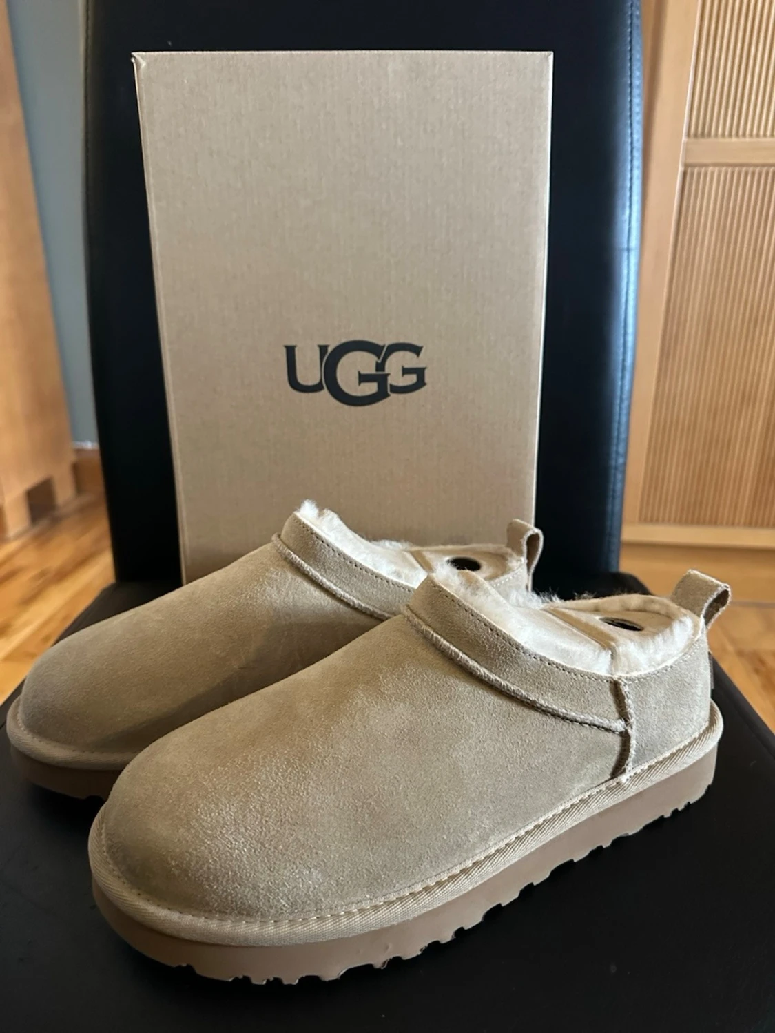 Beige UGG tofflor i mocka