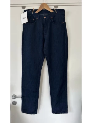 Helt NYA blå J.Lindeberg jeans, storlek L (32/32”) - Ett helt NYTT par av J.Lindeberg Cody Linen Blend Regular Jeans i storlek L / 32/32. Jeansen har en klassisk rak  design med knappgylf och kopparfärgade nitar. En liten J.Lindeberg-logotyp finns på myntfickan och en svart läderlapp med J.Lindeberg-logotyp sitter baktill i midjan. Viskos- och linne-blandning, så bra material som andas, perfekt inför vår och sommar. Nypris 1499:-. Säljes helt nya oanvända med etikett. 