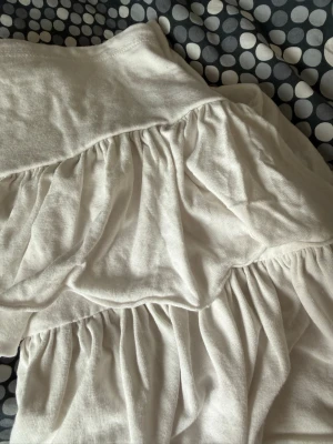 Vit volangkjol från Nelly - fin minikjol med volang! Perfekt till sommaren!!