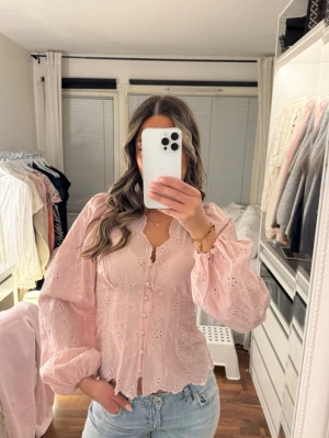 Broderad blus - Säljer denna slutsålda blusen, prislapp kvar🌸