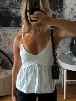 Vit topp - Vit topp från junkyard. Använd fåtal gånger. Perfekt för sommaren💗 original pris 399