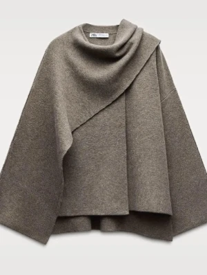 Cape jacka Zara  - Superfin brun cape-jacka från Zara i en elegant och trendig modell. Slutsåld på hemsidan.  Endast använd ett fåtal gånger och i mycket fint skick. Tyvärr kommer den inte till användning hos mig längre.  Storlek S, men sitter som S/M, lite oversized/tajtare beroende på hur man själv är bygd. 