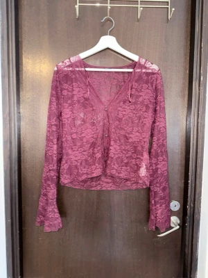 Spets tröja - Säljer en snygg vinröd spetströja i helt nytt skick! Storlek XL men passar M och L också för en lite lösare passform💗