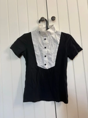 Tävlings topp - Tävlings topp/skjorta från CT Allmänt super bra skick förutom en fläck på baksidan där tyget smält ihop (går alltså inte att få bort) syns dock inte under kavaj eller väst storlek 140