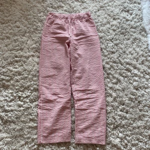 Randiga rosa och vita linnebyxor - Säljer ett par chill rosa och vita linnebyxor med smala vertikala ränder. Midjemått 29x2 cm (plus stretch) Innebenslängden 64 cm gren 24 cm🩷🤍