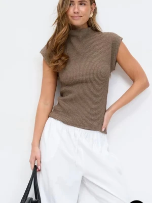 Beige ribbad ärmlös topp - Helt slutsåld i båda färger därav priset, säljer även i svart exakt likadan och sitter som den här beiga på bilderna. Skriv om du vill köpa den svarta så lägger jag upp den, som nya använt 1-3 och tvättade 1 gång båda två