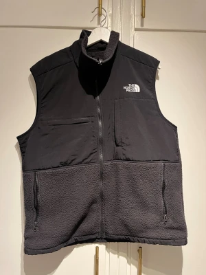 Väst- North Face - Väst från North Face. Storlek: L.