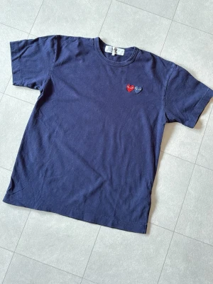 Comme Des Garcons t-shirt - Marinblå t-shirt från Comme Des Garcons. Size L, fits M