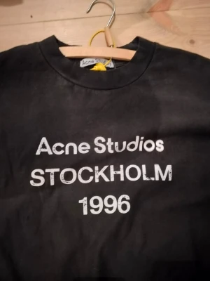 Acne Studios long sleeve  - Säljer en fet acne studios long sleeve bara prövad en gång. Svarar och skickar fort. Tveka inte att meddela vid frågor.