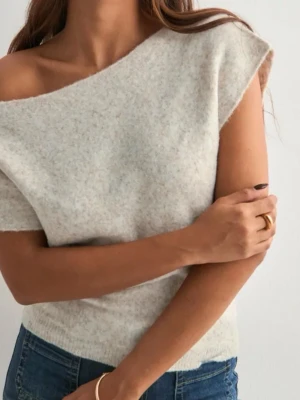 Wide kneck knit top nelly  - En helt ny top beige topp vid namn ”wide neck knit top” från Nelly. Storlek XXS men passar bra som XS också. Aldrig använd, orginalförpackning. Orginalpris 300kr
