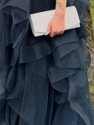 Glittrig silver kuvertväska - Fin och rymlig, perfekt till balen!