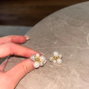 Ioaku örhängen - Säljer mina fina Ioaku örhängen, mycket fint skick. Är cirka 1x1cm stora. Obs säljes utan pluppar där bak!💕