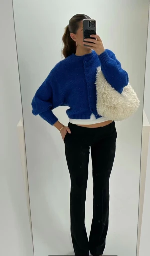 Kostymbyxor lowwaist flare  - Kostymbyxor som är lowwaist och flare. I st 36 och i vanlig längd. Bilden är från hemsidan men kan såklart visa hur den ser ut på mig. För fler frågor är det bara att dma mig💞Orginal pris 500kr så kommer därför inte sänka priset.