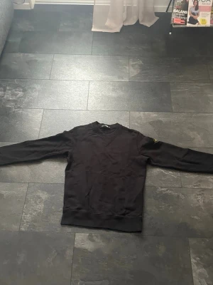 Stone islan tröja - Säljer en stone island tröja i toppskick, storlek M, hör av er vid eventuella funderingar🤝