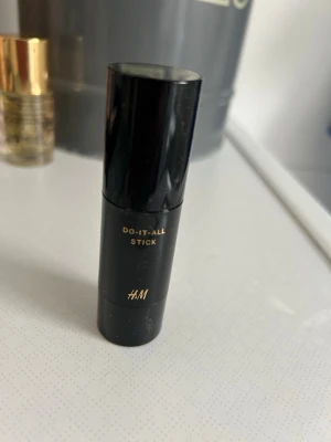 Do-It-All Stick från H&M - Multifunktionell Do-It-All Stick från H&M i svart hylsa. Kan användas på läppar, kinder och ögon. Nyansen heter Glow Stick Pearl och ger ett skimrande resultat. Praktisk och smidig att ha med i väskan.
