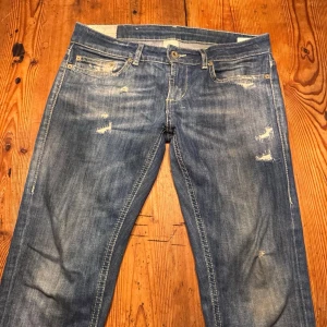 2 par jeans från Dondup - Säljer 2 par jeans Dondup                       Blå Monroe skinny 29/29                                   Vita 164 14A Perfekta för en avslappnad och trendig look.